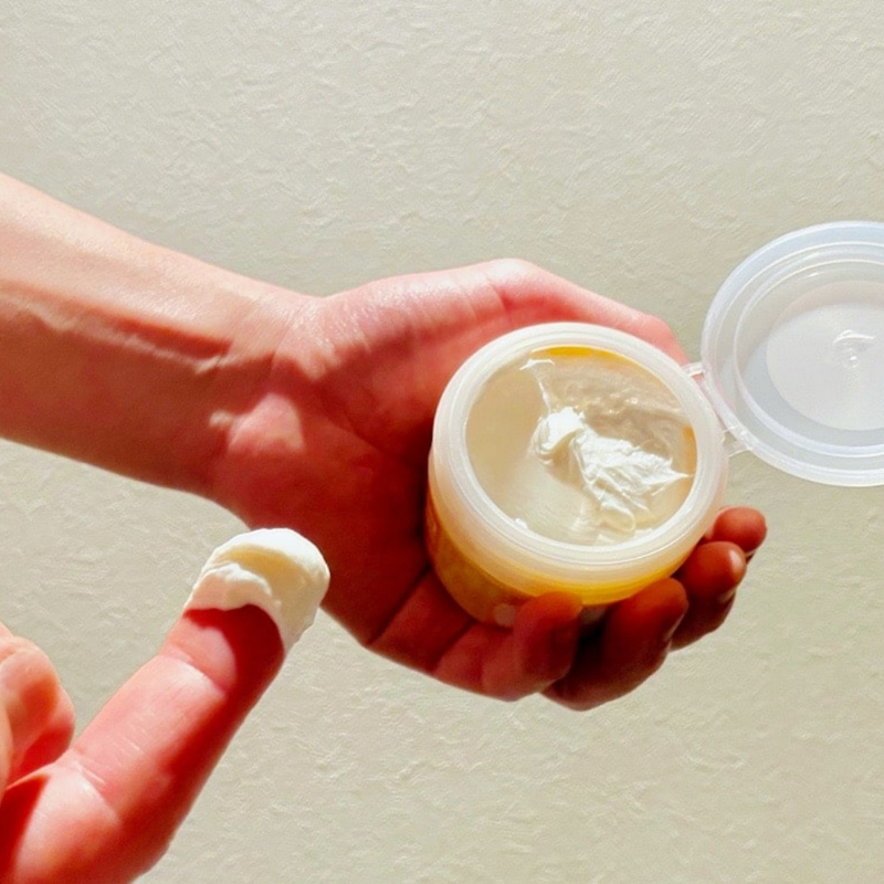 スタイリング剤をテスターで試している様子