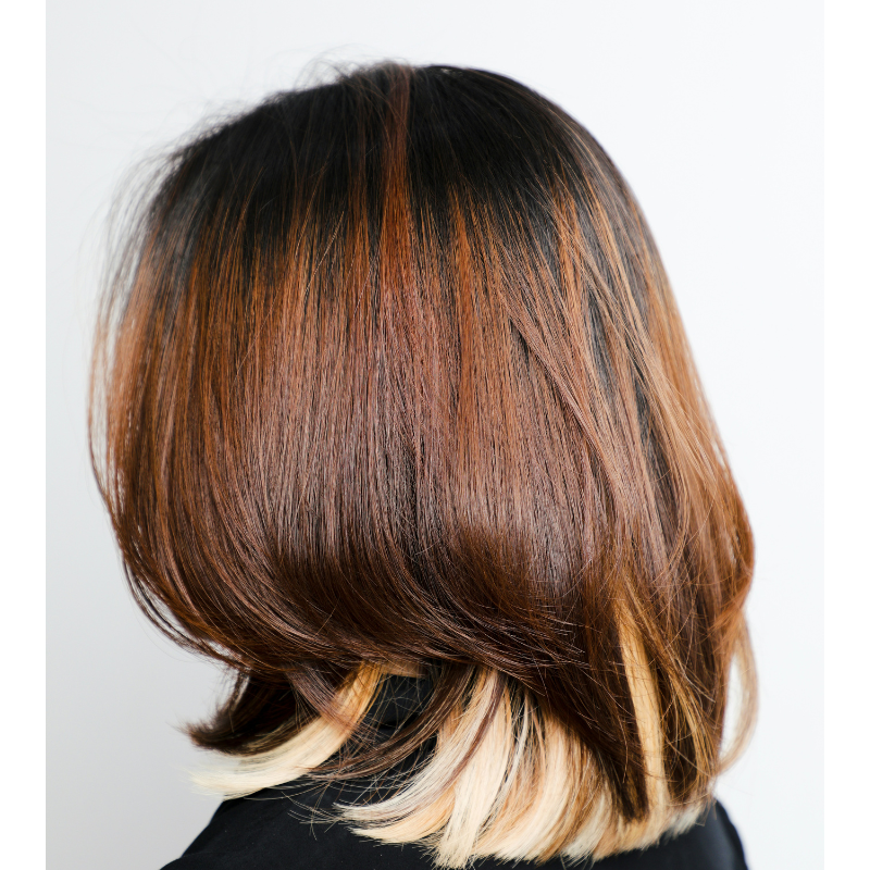 縦のラインを感じるヘアスタイルの後ろ姿