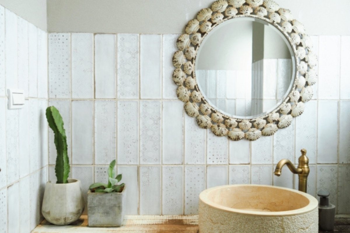 朝の洗面所にやわらかな光が差し込む様子